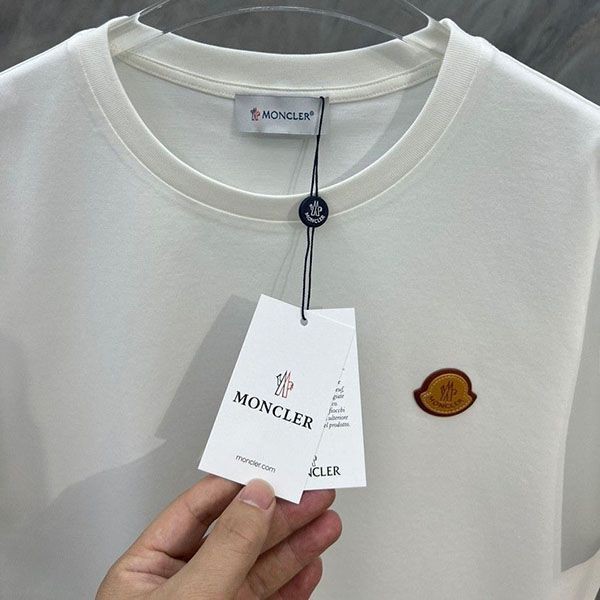 モンクレール コピー パッチロゴ ワンポイント Tシャツ mog52547